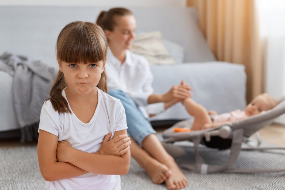 Ребёнок ревнует к младшему: что делать, отвечает психолог