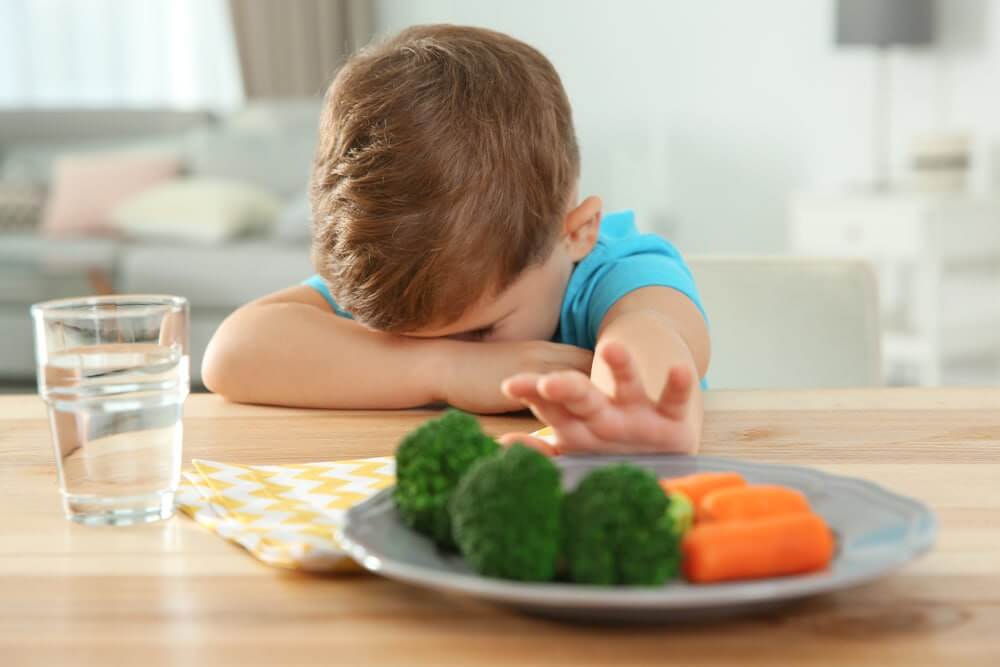 Ребёнок отказывается от еды: причины и первая помощь