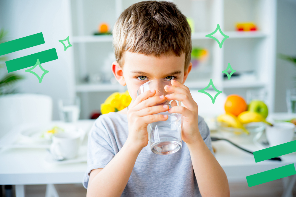 Вода и другие напитки: сколько жидкости пить ребёнку